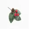 Venda quente transfronteiriça novo mini buquê de flores de pinho com frutas vermelhas e folhas verdes cartão de presente de feriado decoração de árvore de Natal