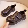 Moda Infantil Sapatos Casuais Versáteis 2026 Novidades Primavera/Verão Sapatos de Couro Vazado para Meninos Sola Macia Respirável Sapatos Single Sapatos de Performance