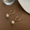 Brincos de gancho de orelha de pérola de linhas torcidas de metal feminino Design exclusivo Sense Niche High-end Sense Elegant Trendy Internet Celebrity Earrings