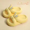 Chinelos infantis fofos de EVA para o verão, design de coelhinho fofo, adequados para uso interno e externo, com sola grossa, antiderrapantes, para crianças pequenas, médias e grandes, combinando com pais e filhos, estilo coelhinho fofo
