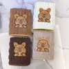Set de Toalla y Toalla de Baño Amigable con la Piel Toalla Bordada de Capibara Linda Suave Super Absorbente Terciopelo de Coral Juego de Dos Piezas