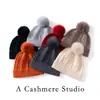 Gorro de cachemira de punto trenzado de color liso, unisex, cálido y grueso, con pompón y diseño que cubre las orejas