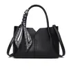 Bolsa Feminina de Couro de Grande Capacidade Bolsa de Mão de Luxo Comércio Exterior Feminino Bolsa de Ombro Simples Bolsa Transversal Elegante para o Trabalho