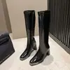Botas femininas longas estilo Kendall Jenner, novo modelo outono/inverno 2024, botas curtas de cavaleiro pretas com salto alto quadrado e salto grosso em couro envernizado, botas de cano justo