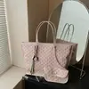 Bolsa Tote de Gran Capacidad Nueva Casual de Viaje Moda Bolso de Hombro Simple Tendencia Retro Europea y Americana Bolsa Versátil para Mujer