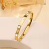 Pulsera de titanio y acero de alta gama transfronteriza con diamantes pulsera de acero inoxidable oro real de 18k galvanizado en horno pulsera abierta para mujer