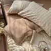 Juego de ropa de cama de cuatro piezas de gasa de doble capa de algodón puro jacquard teñido en hilo Clase A, funda nórdica con borde de concha 100% algodón, juego de tres piezas para dormitorio de estudiante 4