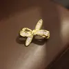 Pin de Solapa Pequeño de Lazo Exquisito Micro-Pavimentado con Circonita Chapado en Oro Pin Pequeño Versátil Accesorio Anti-Exposición para Mujeres
