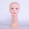 Modelo de cabeza grande de plástico para mujer, dama usando peluca con sombrero, usando bufanda, pin de vinilo, usando gafas, máscara con orejas