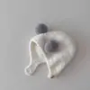 Chapéu de Proteção para Ouvido de Bebê Estilo Coreano Aconchegante e à Prova de Frio Chapéu Baotou Chapéu de Tricô com Duas Bolas Outono e Inverno Chapéu à Prova de Vento com Proteção Superior