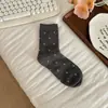 Los calcetines florales suaves de otoño tienen un sentido de atmósfera, los calcetines versátiles de media pantorrilla sin costuras retro geniales estilo Miu son dulces