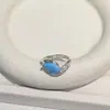 Anillo hueco de diamante azul completo microincrustado estilo francés único para mujer, nicho de lujo ligero, anillo de pareja abierto exquisito y elegante para el dedo índice