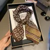 Bufanda de cinta versátil de moda, diseño clásico de letras, bufanda pequeña personalizada para el cuello, bufanda cuadrada grande para mujer, bufanda de seda 70, versátil, decorativa, impresa, protección solar