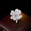 Broche de Hierba de la Suerte de Lujo Ligero de Gama Alta Elegante Microincrustado de Circonita Moda de Gama Alta Versátil para Abrigo Traje Accesorios de Cena