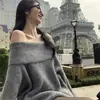 Suéter grosso de caimento solto ombro a ombro para mulheres, novo estilo outono e inverno, top de tricô ombro a ombro em cinza