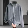 Moda Masculina Versátil Nueva Otoño/Invierno 2026 Cuello Alto Color Sólido Punto Holgado Cremallera Cárdigan Suéter Chaqueta