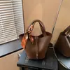 Bolsa Saco Tendência de Moda Retrô 2026 Primavera Novo Design Elegante de Nicho Textura Casual Bolsa de Ombro Único Transversal