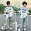 Conjunto Veraniego Moderno y Fresco para Niños, Nuevo Estilo 2025 para Niños Mayores, Camiseta Suelta Elegante Estampada con Jeans Bordados