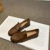 Mocassins slip-on de salto baixo estilo retrô britânico para mulheres, novos sapatos casuais versáteis de couro 2026 com bico redondo