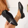 Sapatos femininos plus size de comércio exterior 2026 nova coleção primavera e outono salto grosso estilo europeu e americano moda nicho bico quadrado corte em V sapatos de salto único para mulheres