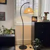 Lámpara de pie funcional de estilo vintage con almacenamiento, mesa auxiliar retro para sofá de sala de estar con pantalla de tela integrada y tablero de madera maciza