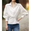 Elegante Camisa Blanca con Botones Diagonales y Mangas de Linterna Asimétricas, Moda Femenina Primavera 2026, Blusa Blanca Femenina Primavera/Verano