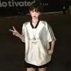 Camiseta Esportiva Solta de Cetim Brilhante de Manga Longa, Camiseta de Malha Feminina de Manga Curta 25 Verão com Decote V, Estilo Casual, Novo Design com Gola Redonda