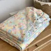 Juego de Verano de Cuatro Piezas con Colcha de Gasa de Doble Capa de Algodón Puro, Amigable con la Piel y Cómoda, de Grado Materno e Infantil, con Cordón Integrado, Núcleo de Colcha Lavable a Máquina