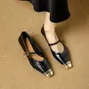 Sapatos Mary Jane de Couro Macio 2026 Nova Coleção Primavera Estilo Francês Bico Quadrado Metálico Salto Médio Salto Bloco Tira Única Boca Rasa Sapatos Individuais para Mulheres