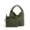 Bolsa de mimbre para cesta de comida versátil de alta gama de moda nueva de principios de primavera, bolso hecho a mano, bolso tipo cubo para llevar al hombro
