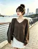 Suéter de punto suave y acogedor estilo coreano, cuello en V suave, para mujer, nueva colección de otoño, corte holgado, adelgazante, elegante y versátil.