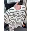 Camiseta de manga larga a rayas rojas y blancas estilo americano, unisex, corte holgado y relajado, perfecta para otoño, creando un look elegante y cómodo como capa base