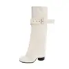Botas Femininas Longas de Salto Bloco Soltas Emagrecedoras Botas de Equitação Femininas Salto Bloco Estilo Western Fivela Cano Alto Perna Larga Outono Couro Metal Plissado