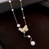 Colar Banhado a Ouro Real com Zircônia Borboleta Fecho de Pérola Corrente para Clavícula de Luxo Leve Temperamento de Nicho Acessório Versátil da Moda