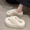 Chinelos Peludos Femininos para Uso Externo 2026 Tendência Outono Novo Estilo Verão Sola Grossa Aumento de Altura Pessoas Baixas Primavera Outono Chinelos de Algodão Sapatos