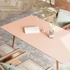 Tapete de mesa de couro liso, adicionando um toque de elegância à sua mesa de jantar ou escrivaninha. É resistente a manchas, à água, ao óleo, ao calor e fornece isolamento. Adequado para mesas de jantar e escrivaninhas de estudante
