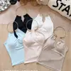 9118 # Estilo puramente sedutor com gola dourada em blocos, regata com decote V e amarração no pescoço, corte justo, com bojos fixos, costas sexy e bonitas