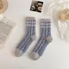 Meias de Veludo Coral Transfronteiriças Quentes com Listras Horizontais para Chão para Mulheres Outono e Inverno Meias de Meio Cano Meio Veludo para Casa Dormir