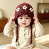 Chapéu de bebê floral para outono e inverno, estilo coreano, à prova de vento, protege as orelhas, lã tricotada grossa, chapéu fofo e estiloso para criança pequena