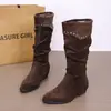 Botas de plataforma de gamuza estilo coreano para mujer, nueva colección de invierno 2026, con detalles de tachuelas, punta fina y diseño de caña alta, parecidas a las botas de montar