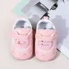 Novos sapatinhos de bebê com sola de borracha e estampa floral, sapatos pré-caminhada confortáveis e estilosos para meninos e meninas