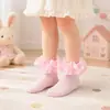Venta Directa de Fábrica Calcetines de Encaje con Pompón para Baile de Niñas Calcetines Cortos Nuevos Cómodos Calcetines Lindos para Bebé Múltiples Colores Disponibles