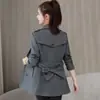 Gabardina de mujer estilo nuevo, simple y elegante para ir al trabajo, longitud media 2026, entallada en la cintura, adelgazante, adecuada para mujeres petite, prenda de abrigo para primavera y otoño