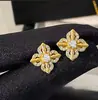 Aretes de Tachuela con Cruz de Filigrana de Cobre Chapado en Oro y Piedra Preciosa Vajra Directo del Fabricante Venta al por Mayor para Transmisiones en Vivo Comercio Electrónico