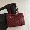 Bolsa de Grande Capacidade para Mulheres que se Deslocam, Bolsa Tote Personalizada, Nova Versão Coreana, Bolsa de Ombro Transversal Versátil de Nicho, Portátil com Classe