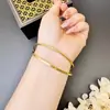 Pulseira Simples de Letra Banhada a Ouro para Mulheres, Estilo Verão, Alta Qualidade, Luxo Leve, Cor Duradoura, Joia que Não Desbota