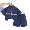 Conjunto de Verano de Mezclilla para Niños con Mangas Cortas 2026 Nueva Moda Atractivo Letra Bolsillo Manga Corta Dos Piezas Conjunto al por Mayor
