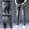 Pantalones vaqueros rotos de alta gama de primavera y otoño para hombre, pantalones ajustados ajustados, pantalones casuales de marca de moda de mendigo, pantalones de estilo coreano a la moda.