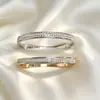 Suministro transfronterizo exclusivo de pulseras de acero de titanio incrustadas con diamantes con diseño abierto en colores dorado y plateado, joyería para mujer que no pierde el color directamente de fábrica