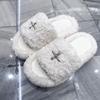 Chinelos Peludos de Dedo Aberto com Flor Cruzada e Solado Grosso para Mulheres 2025 Outono e Inverno Novos Sandálias de Uma Tira Retro da Moda para Usar Fora